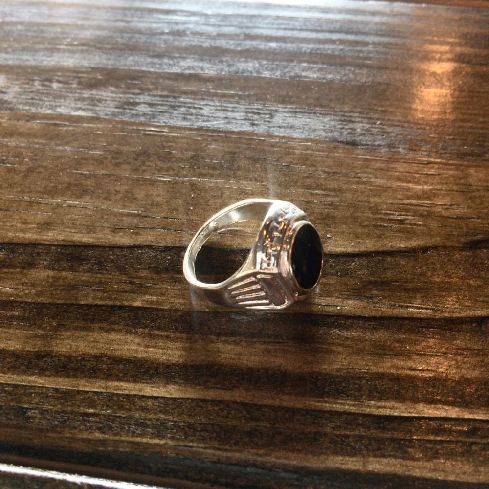 *SOLD* NWOT Silvertone Faux Black onyx ring - Picture 3 of 4